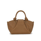 Visão de trás da Bolsa Mini Tote Luna marrom, enfatizando o design de linhas curvas da borda superior e a aba central sobreposta. Preto Caramelo Off White