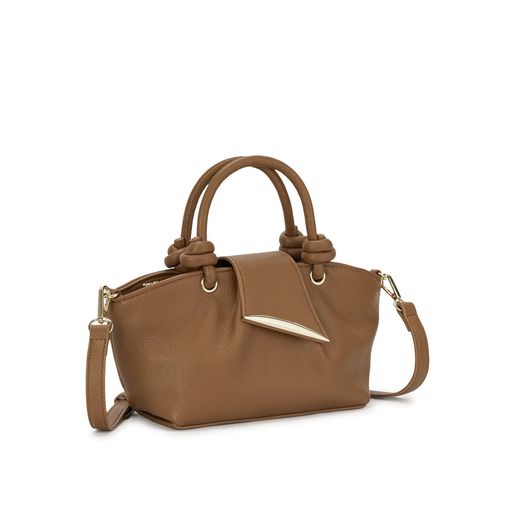 Visão frontal da Bolsa Mini Tote Luna marrom, mostrando a estética sofisticada, alças curtas estruturadas e a alça transversal disposta ao lado. Preto Caramelo Off White