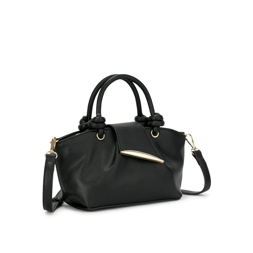 Visão frontal da Bolsa Mini Tote Luna preta, exibindo o design minimalista, alças duplas de mão com detalhe de nó e fecho metálico elegante. Preto Caramelo Off White