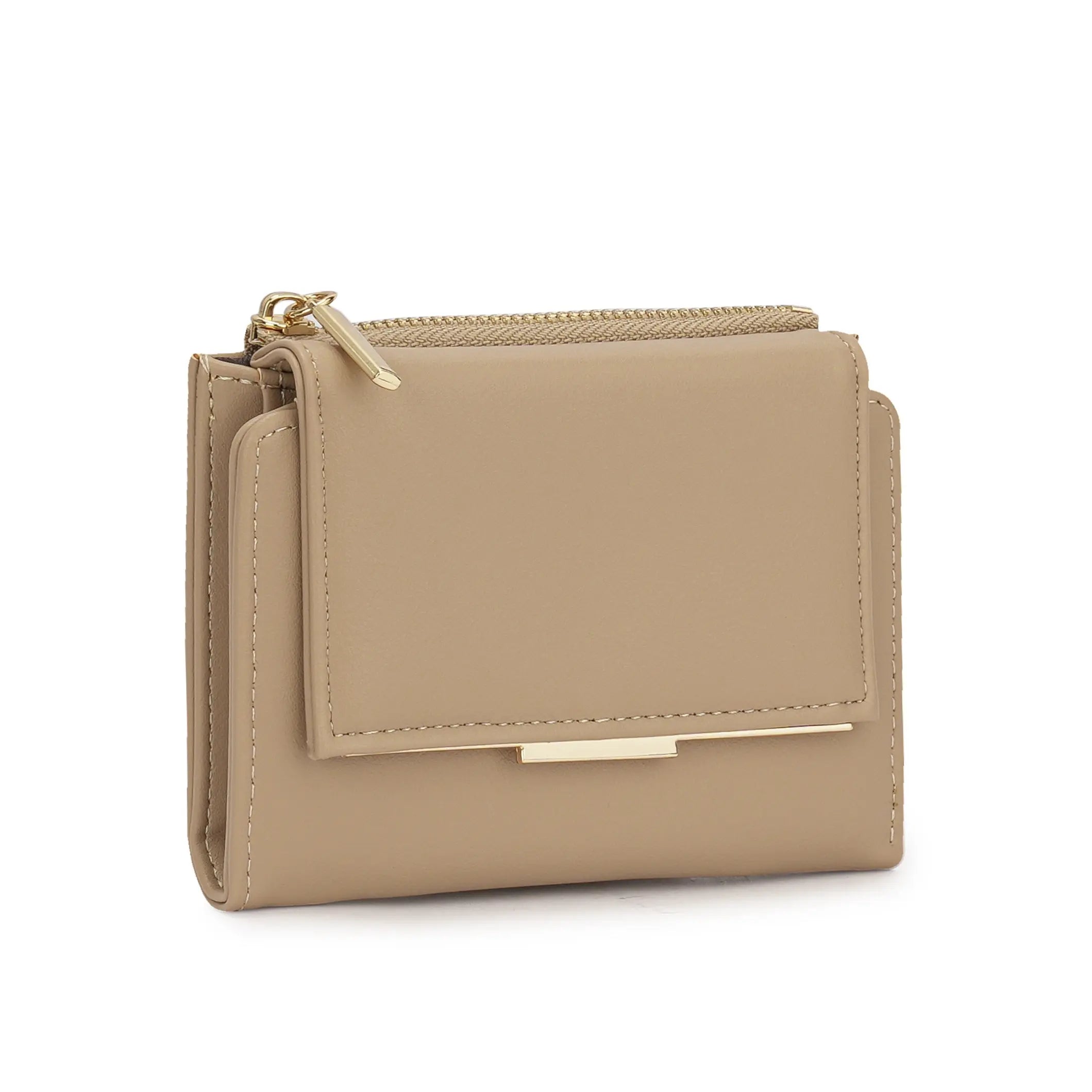 Vista frontal da carteira minimalista Joana na cor bege nude, mostrando o acabamento suave e as ferragens em tom dourado claro. Preto Off White Bege Marrom Caramelo