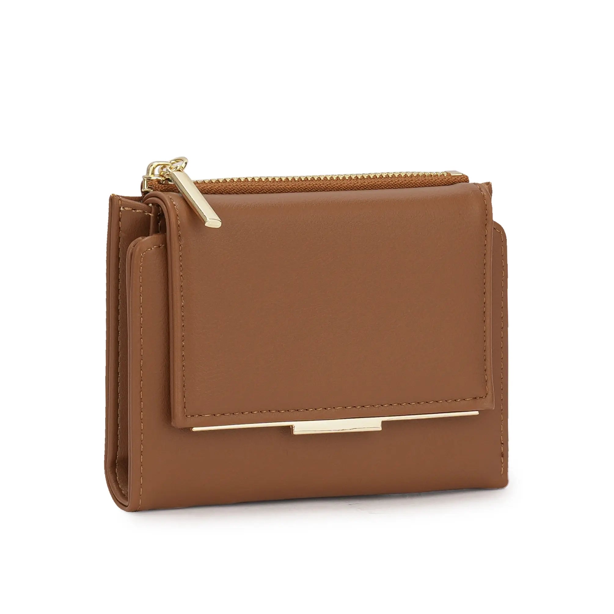 Carteira minimalista Joana na cor marrom caramelo, visão frontal mostrando o design elegante em formato envelope com detalhe metálico. Preto Off White Bege Marrom Caramelo