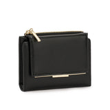 Carteira minimalista Joana na cor preta, vista frontal destacando o design elegante liso, zíper superior e o detalhe de fecho metálico dourado na aba. Preto Off White Bege Marrom Caramelo