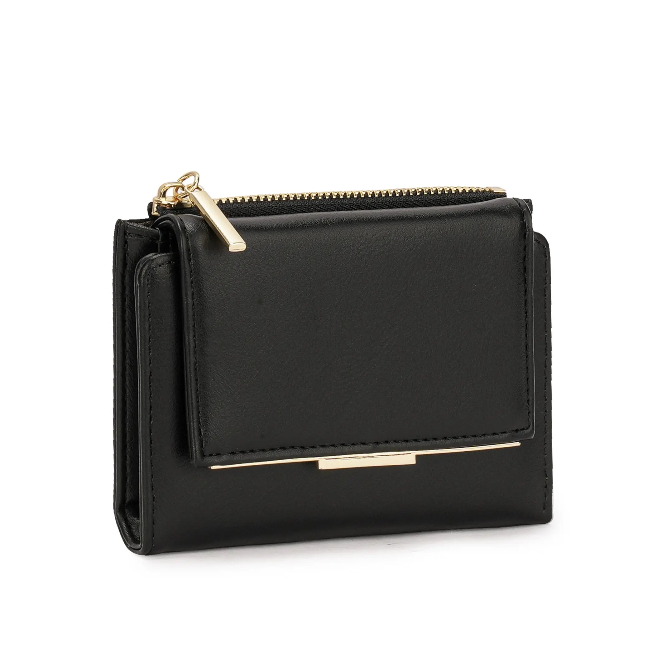 Carteira minimalista Joana na cor preta, vista frontal destacando o design elegante liso, zíper superior e o detalhe de fecho metálico dourado na aba. Preto Off White Bege Marrom Caramelo