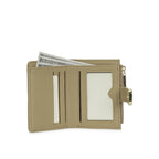 Interior da carteira minimalista Rubia bege totalmente aberta, mostrando os espaços organizadores para cartões de crédito, visor central transparente para documento e o compartimento superior para notas. Preto Caramelo Branco Bordô Café Bege