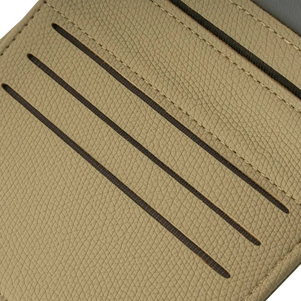 Detalhe aproximado do interior da carteira minimalista Rubia na cor bege, destacando a textura do material e a precisão das costuras nos recortes dos compartimentos para cartões. Preto Caramelo Branco Bordô Café Bege