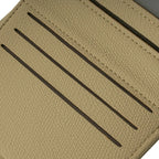 Detalhe aproximado do interior da carteira minimalista Rubia na cor bege, destacando a textura do material e a precisão das costuras nos recortes dos compartimentos para cartões. Preto Caramelo Branco Bordô Café Bege