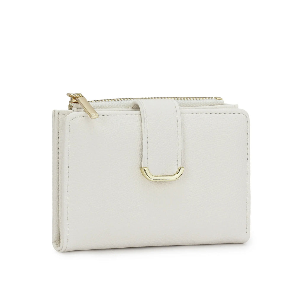 Vista frontal da carteira minimalista Rubia na cor branca off-white, apresentando formato compacto e estruturado com zíper superior e detalhe em metal dourado. Preto Caramelo Branco Bordô Café Bege