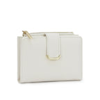 Vista frontal da carteira minimalista Rubia na cor branca off-white, apresentando formato compacto e estruturado com zíper superior e detalhe em metal dourado. Preto Caramelo Branco Bordô Café Bege