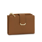 Carteira minimalista Rubia na cor caramelo, vista frontal destacando o design elegante, o acabamento texturizado e a aba de fecho com adorno metálico dourado. Preto Caramelo Branco Bordô Café Bege