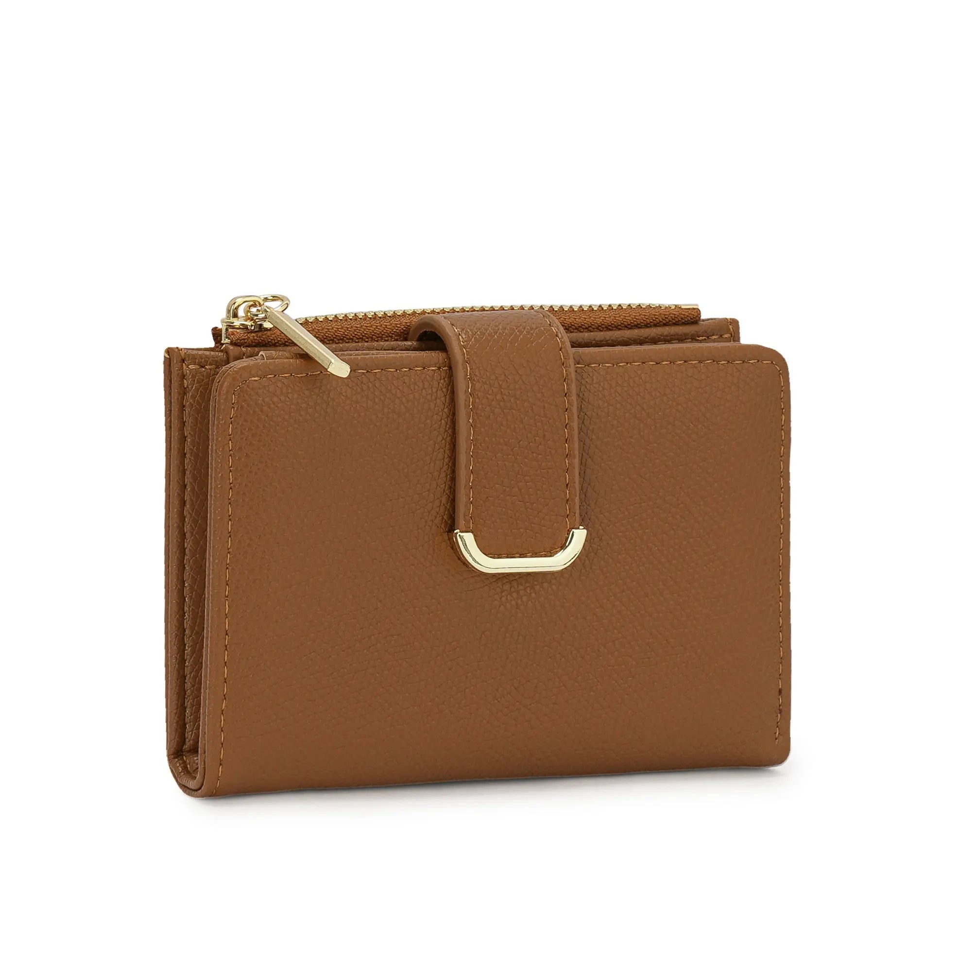 Carteira minimalista Rubia na cor caramelo, vista frontal destacando o design elegante, o acabamento texturizado e a aba de fecho com adorno metálico dourado. Preto Caramelo Branco Bordô Café Bege