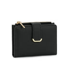Carteira minimalista Rubia na cor preta, vista frontal exibindo a textura do material, zíper superior dourado e aba central de fechamento com detalhe metálico em formato de U. Preto Caramelo Branco Bordô Café Bege