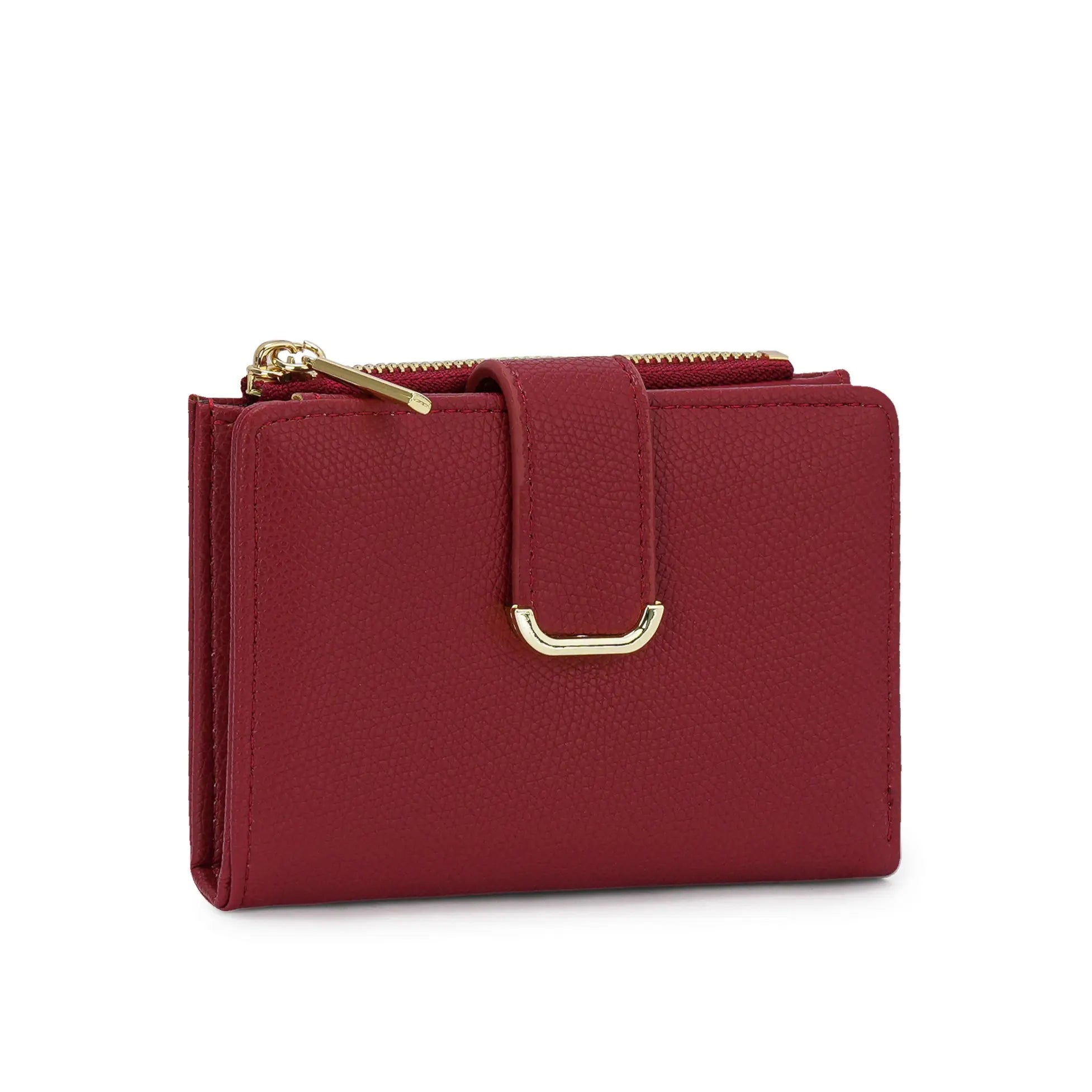 Carteira compacta minimalista Rubia na cor vermelha, mostrando o acabamento texturizado em toda a superfície e a tira frontal de travamento com ferragem dourada. Preto Caramelo Branco Bordô Café Bege