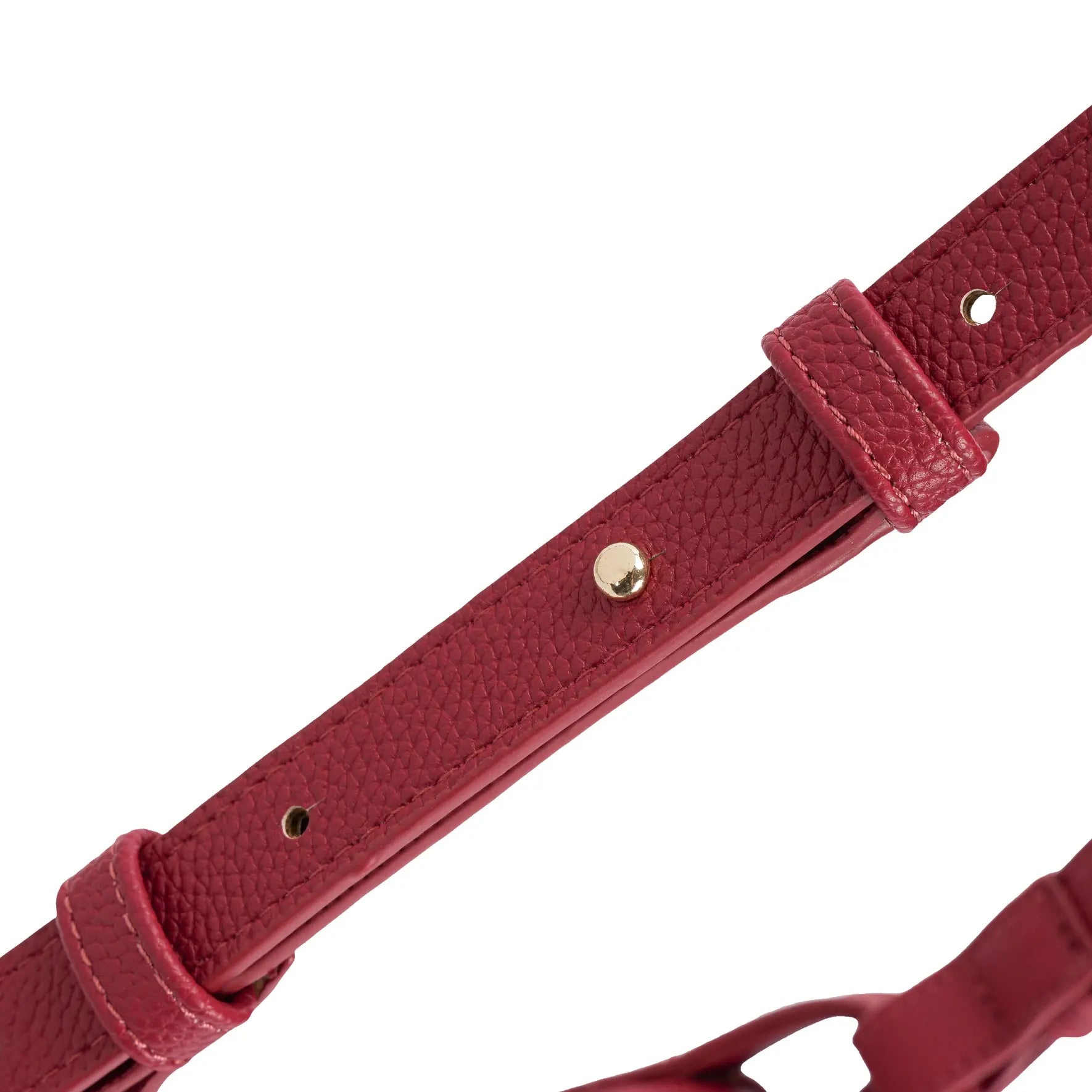 Detalhe macro da alça ajustável da bolsa vermelha, mostrando o pino de encaixe metálico dourado e os furos para regulagem de comprimento. Preto Caramelo Off White Vermelho