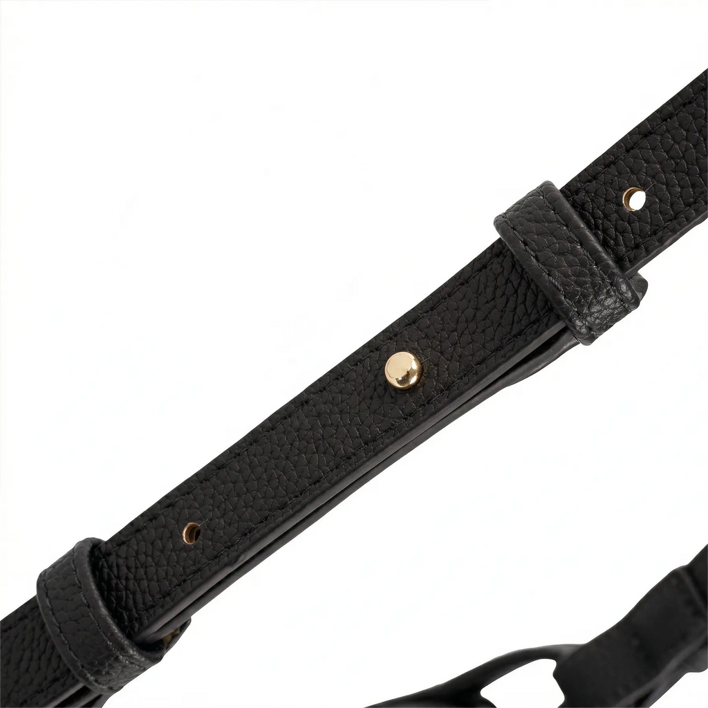 Detalhe da alça de ombro ajustável da Bolsa Baguete Victoria preta, mostrando os furos de regulagem e o pino de encaixe metálico dourado. Preto [cor:Preto]