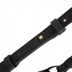 Detalhe da alça de ombro ajustável da Bolsa Baguete Victoria preta, mostrando os furos de regulagem e o pino de encaixe metálico dourado. Preto [cor:Preto]