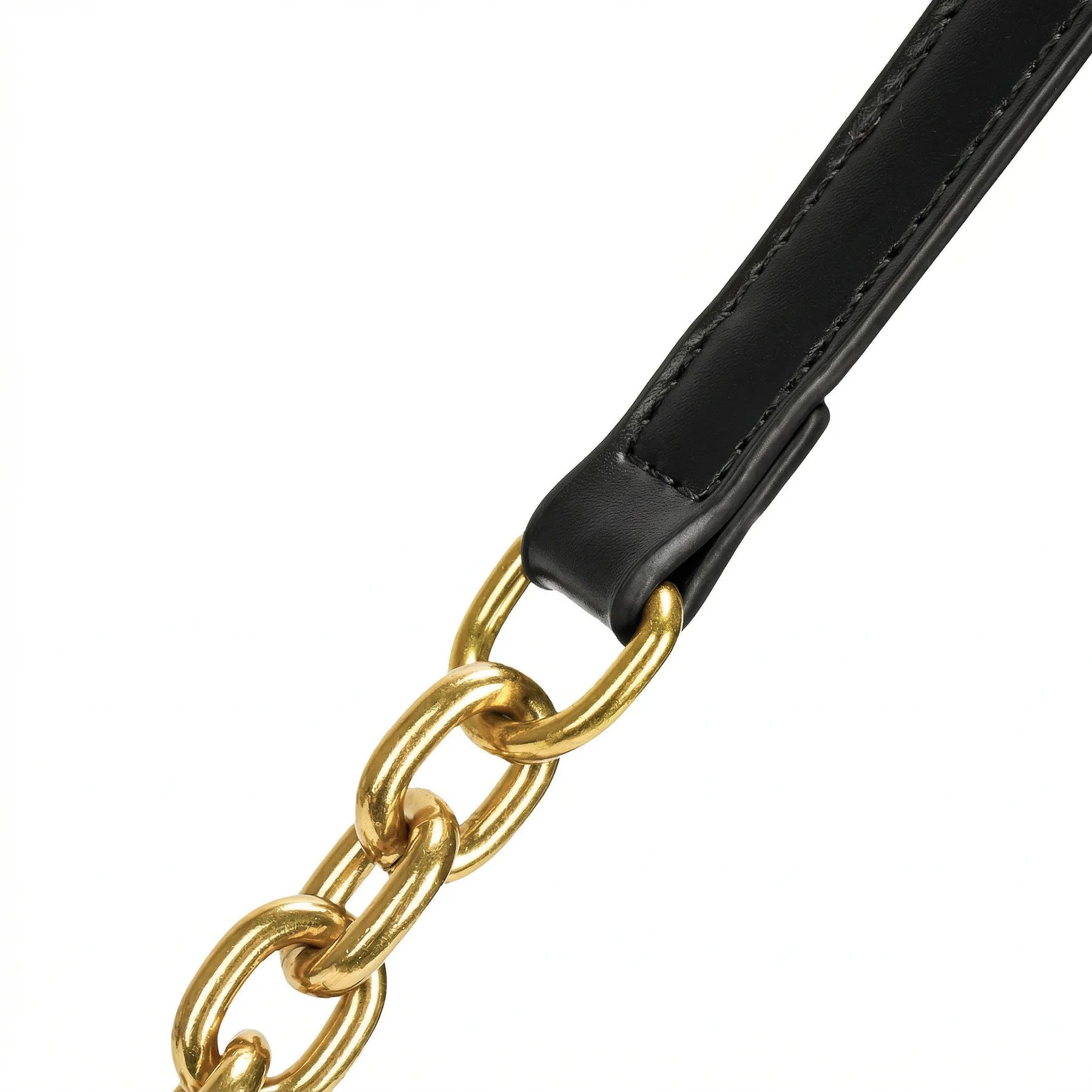 Close-up da junção da alça de material sintético preto com a corrente de elos grossos dourados da Bolsa Baguete Vivianne. Preto [cor:Preto]