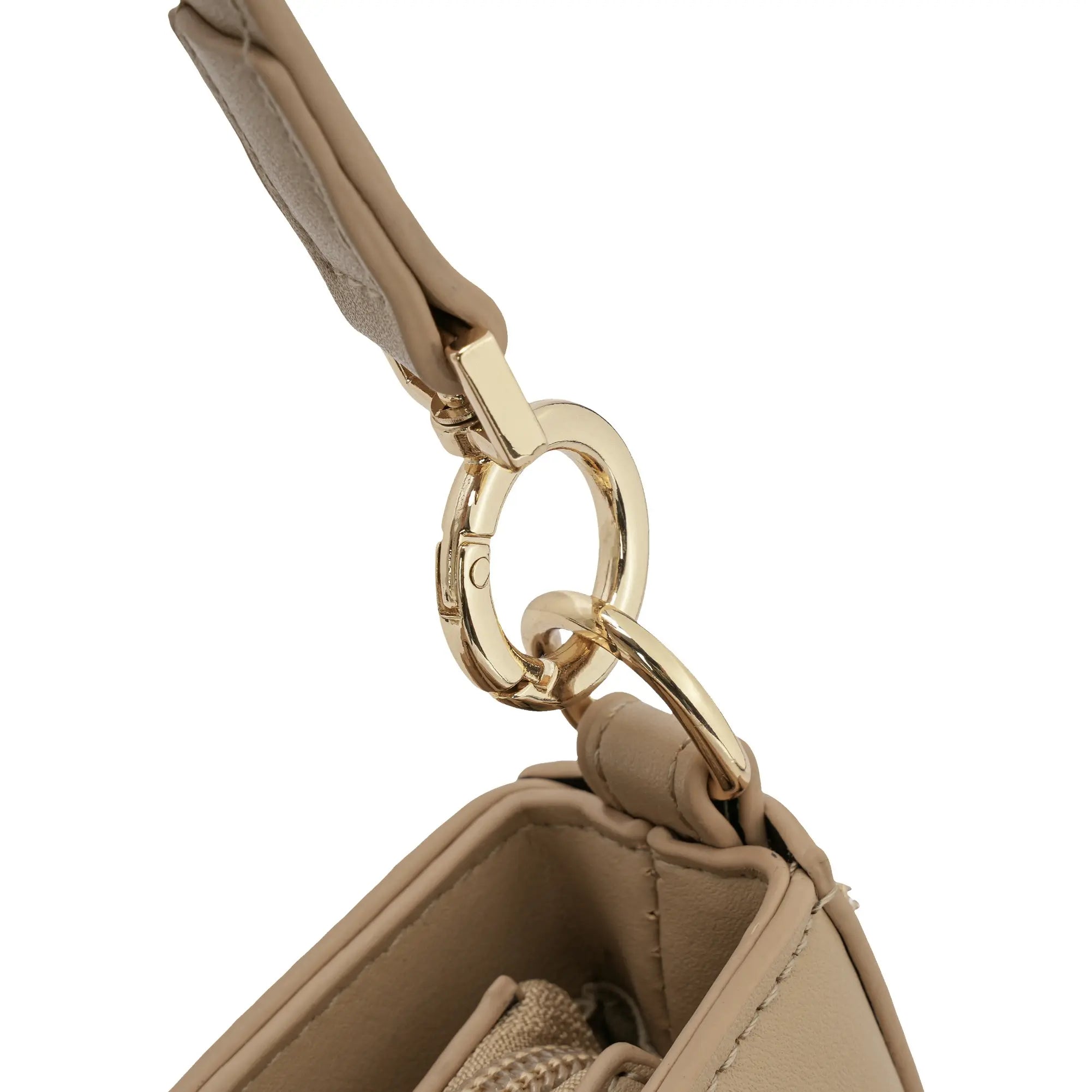 Detalhe aproximado da argola metálica redonda e do mosquetão dourado que prendem a alça da bolsa bege. Preto Caramelo Off White Bege