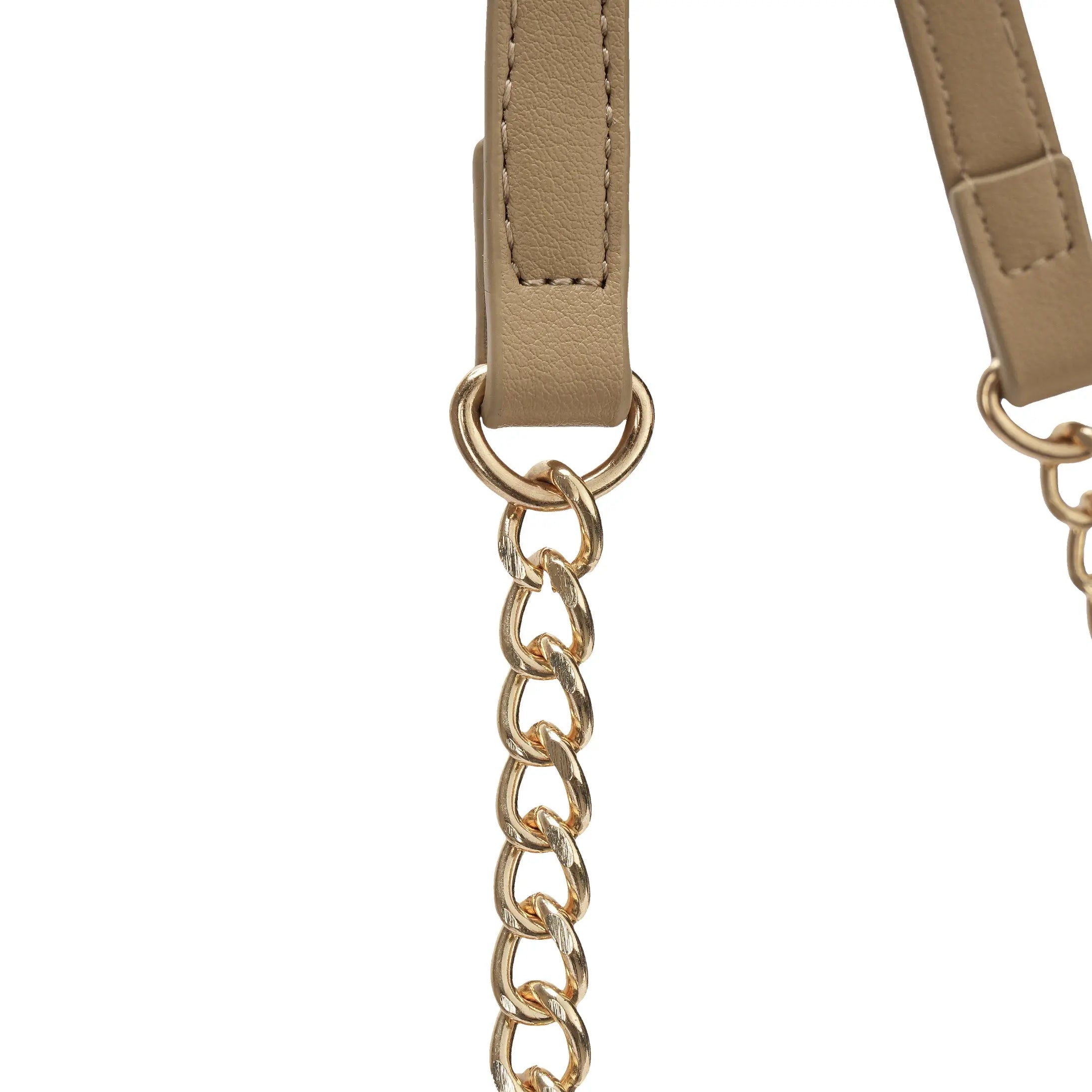 Detalhe em macro focando exclusivamente nos elos redondos e polidos da resistente corrente metálica dourada que acompanha o modelo. Preto Caramelo Off White Bege