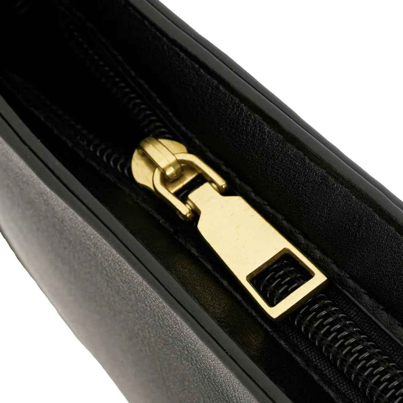 Detalhe em close do puxador de zíper metálico dourado de alta qualidade no interior da bolsa mini baguete Catherine. Preto Off White