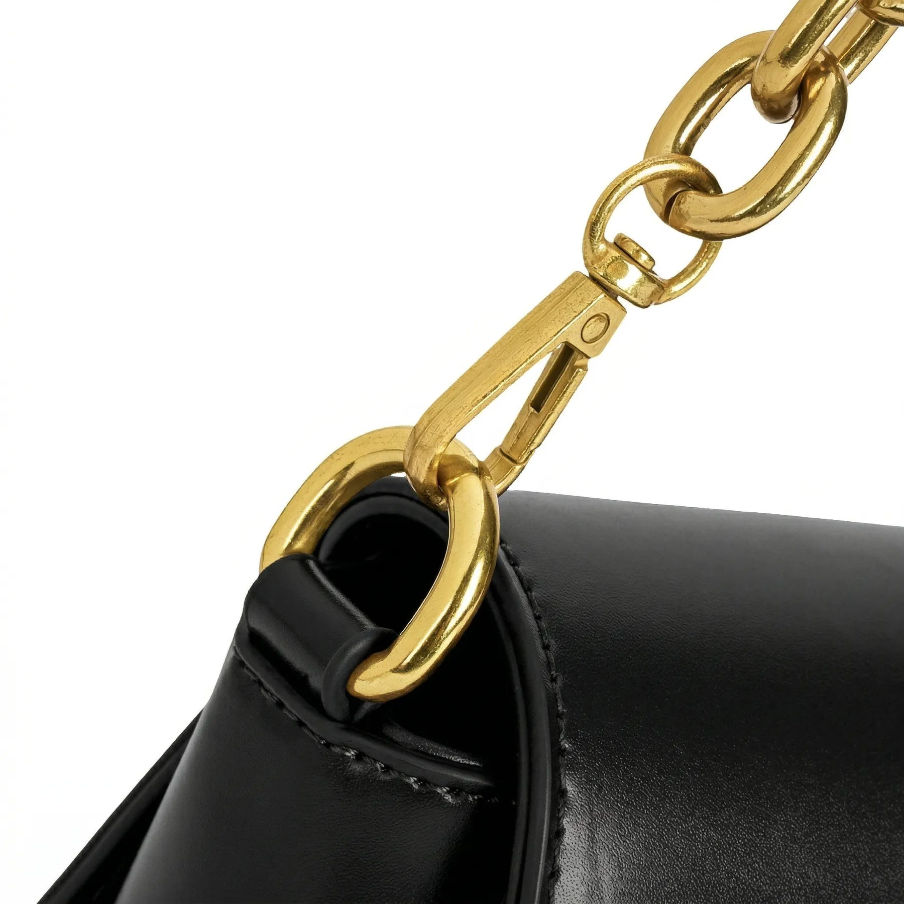 Detalhe lateral da Bolsa Baguete Vivianne focando no mosquetão metálico dourado removível e argola de fixação da alça. Preto [cor:Preto]