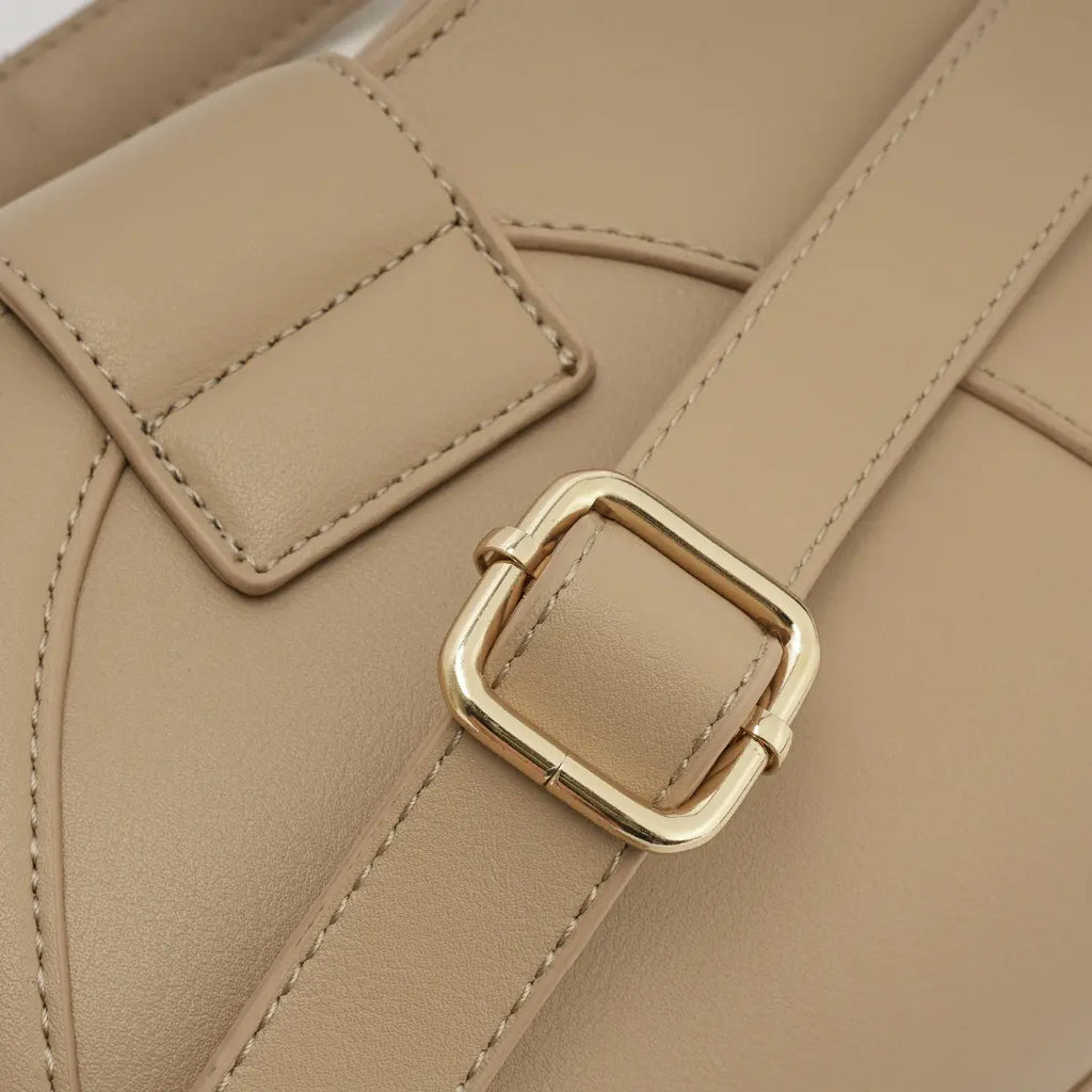 Detalhe em zoom da fivela quadrada de metal dourado para ajuste de comprimento na alça da Bolsa Hobo Louise bege. Preto Caramelo Off White Bege