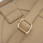 Detalhe em zoom da fivela quadrada de metal dourado para ajuste de comprimento na alça da Bolsa Hobo Louise bege. Preto Caramelo Off White Bege