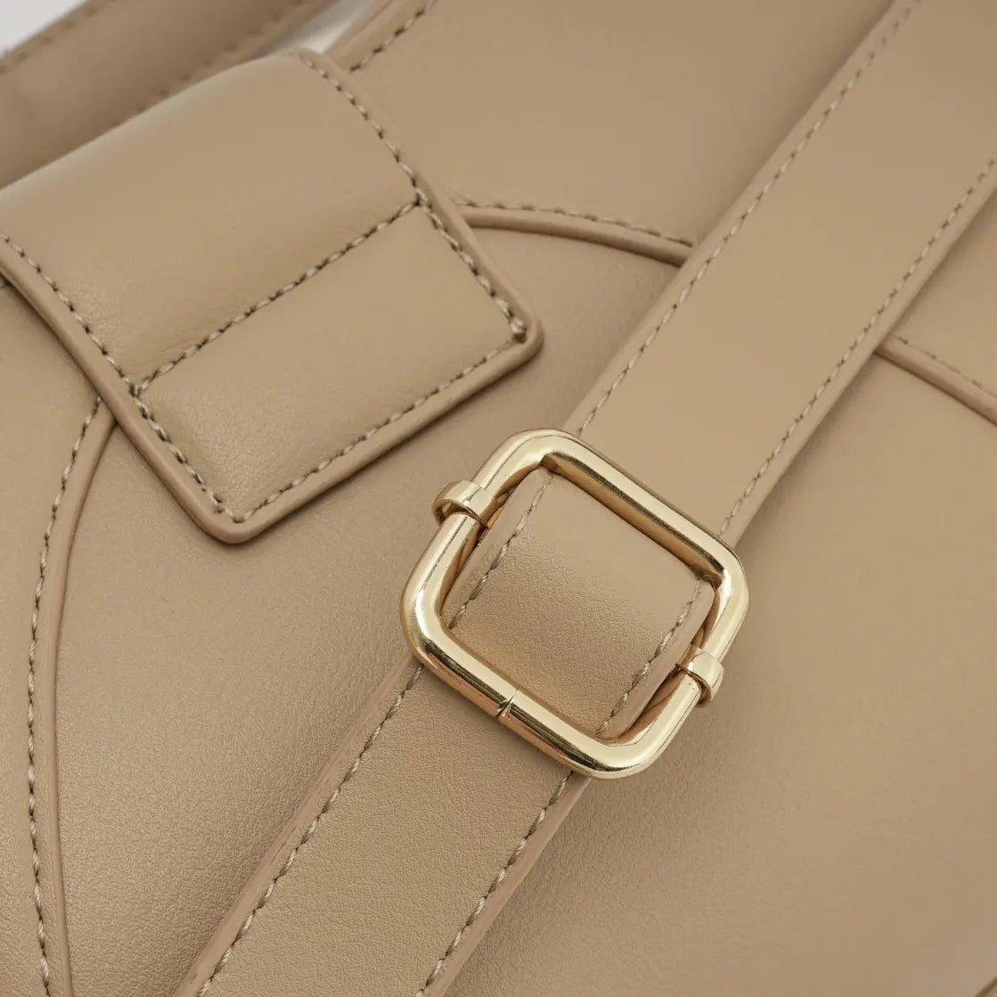 Detalhe em zoom da fivela quadrada de metal dourado para ajuste de comprimento na alça da Bolsa Hobo Louise bege. Preto Caramelo Off White Bege
