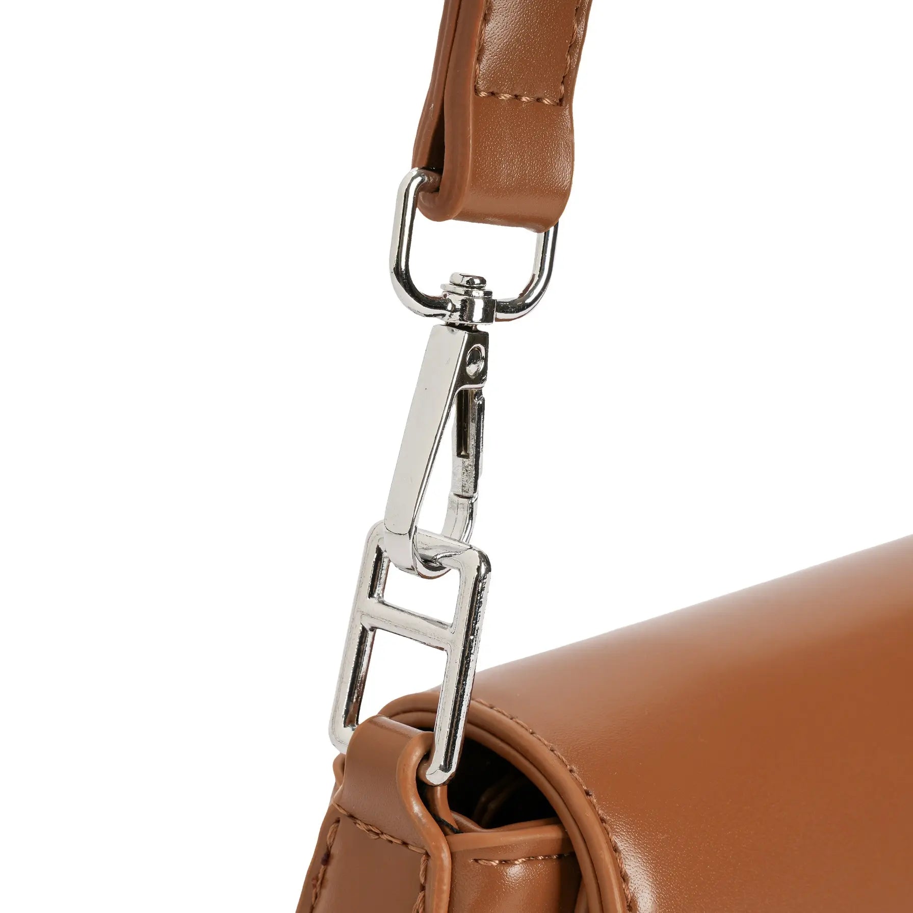 Detalhe do resistente mosquetão metálico prateado em formato retangular conectando a alça à estrutura de couro da bolsa marrom. Preto Caramelo Off White Bege