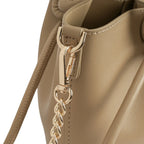 Detalhe em zoom do mosquetão metálico dourado conectando a delicada alça de corrente à argola estruturada da bolsa bege. Preto Caramelo Off White Bege