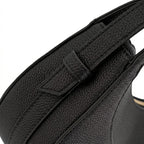Detalhe em close da costura e do passador lateral da alça em material sintético texturizado da Bolsa Baguete Victoria preta. Preto [cor:Preto]