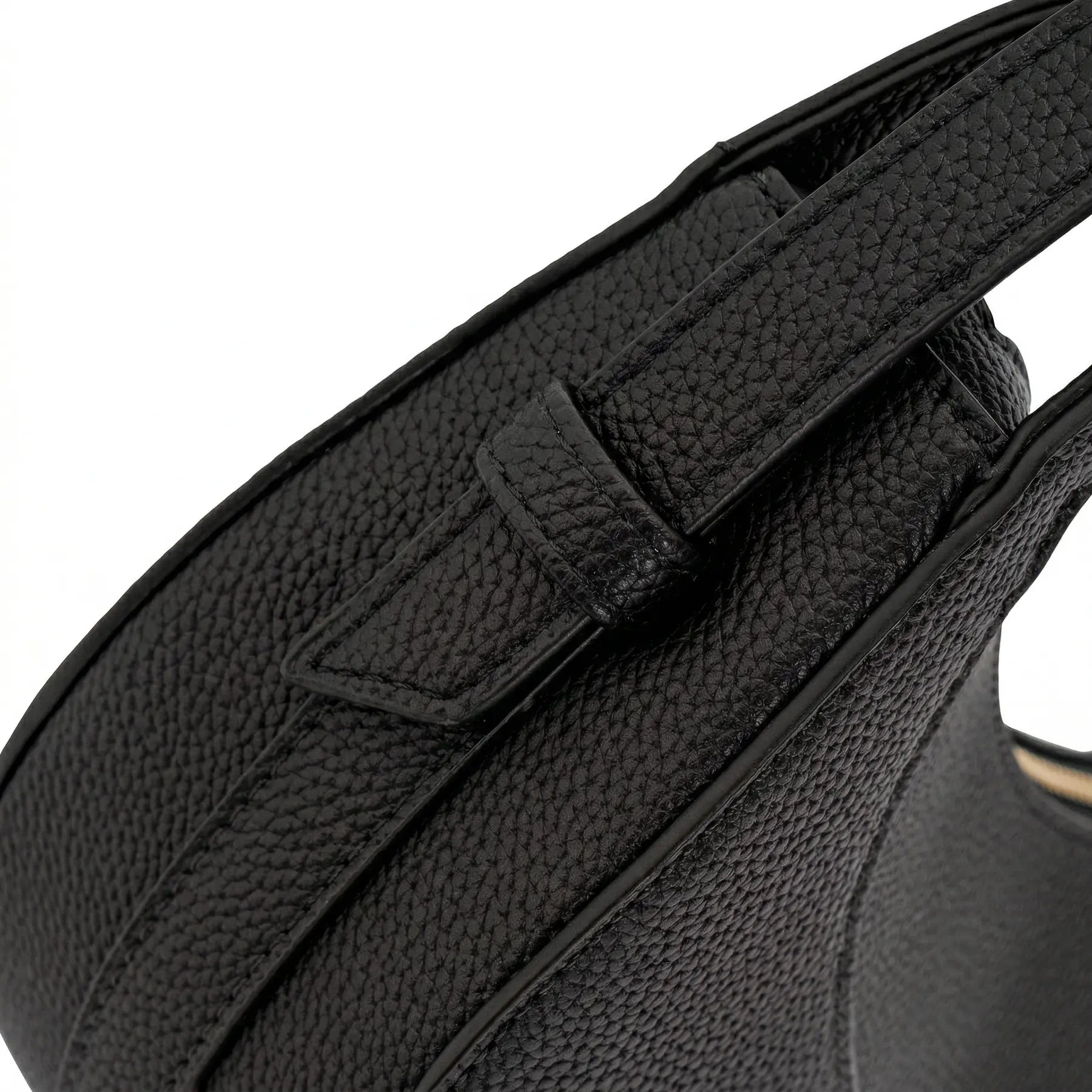 Detalhe em close da costura e do passador lateral da alça em material sintético texturizado da Bolsa Baguete Victoria preta. Preto [cor:Preto]