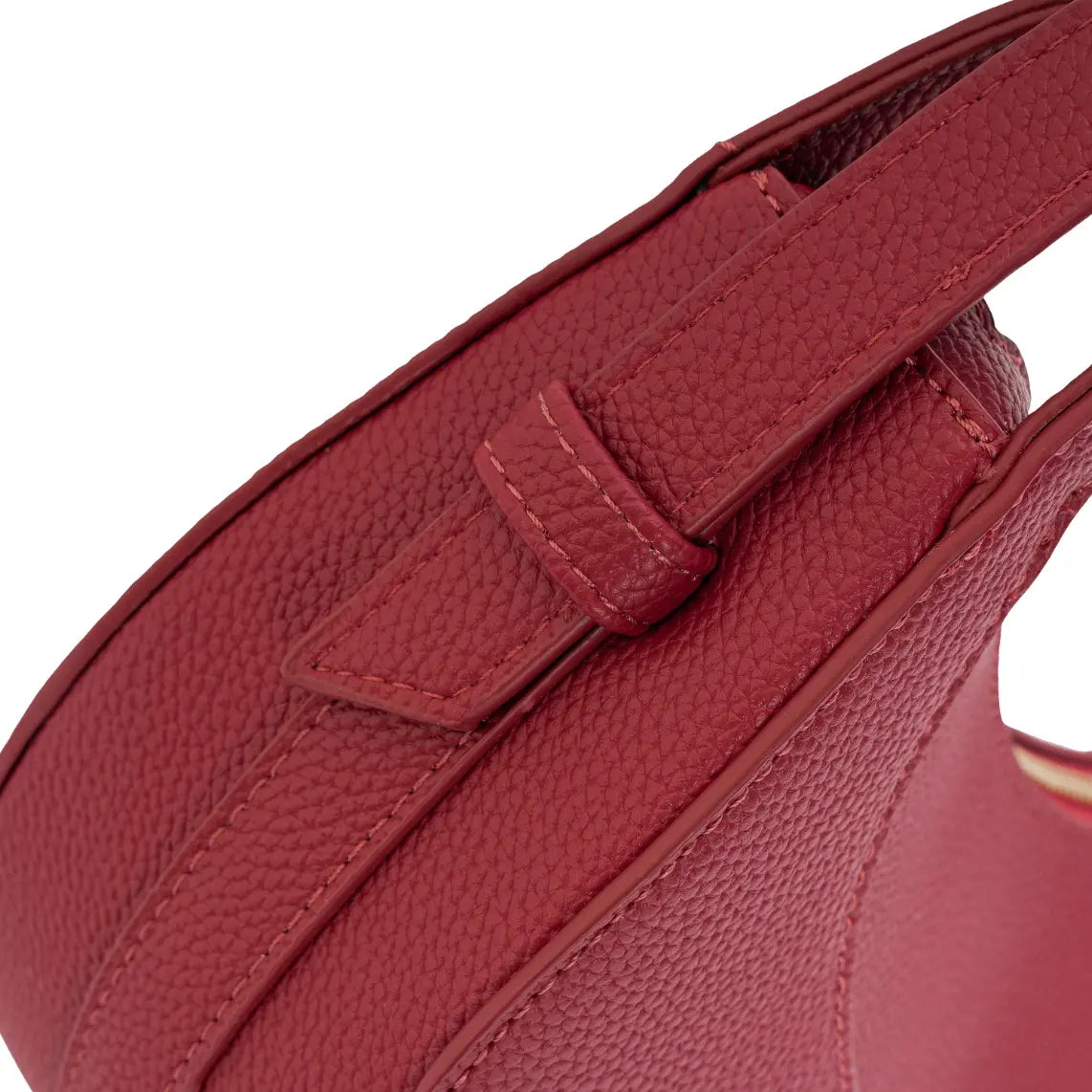 Detalhe em zoom da costura pespontada e do elegante passante de couro que firma a base da alça lateral da bolsa vermelha. Preto Caramelo Off White Vermelho