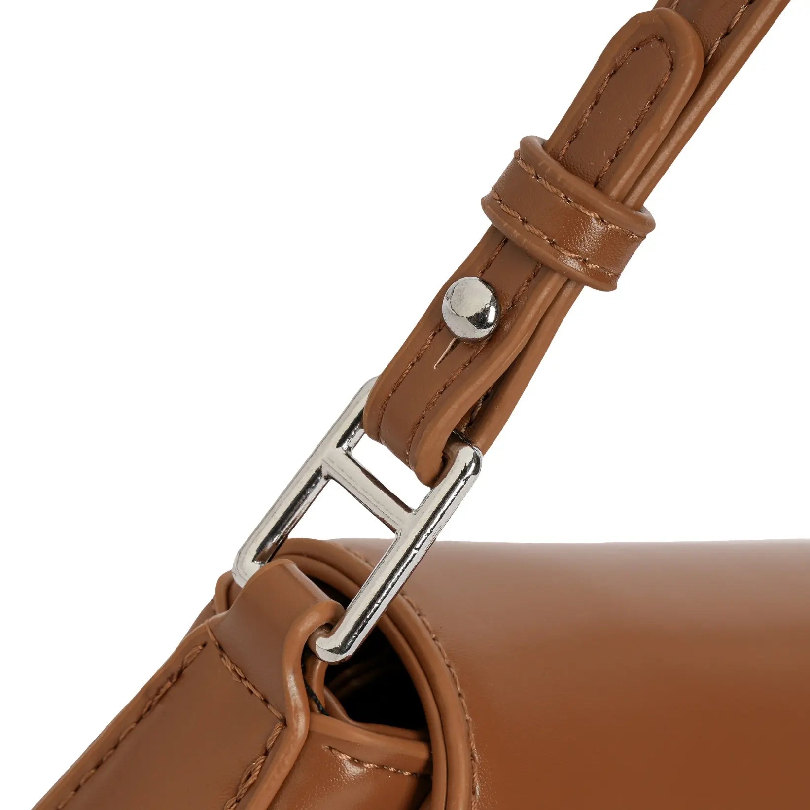 Detalhe aproximado do botão de pino metálico prateado utilizado para fechar a presilha da alça transversal da bolsa marrom. Preto Caramelo Off White Bege