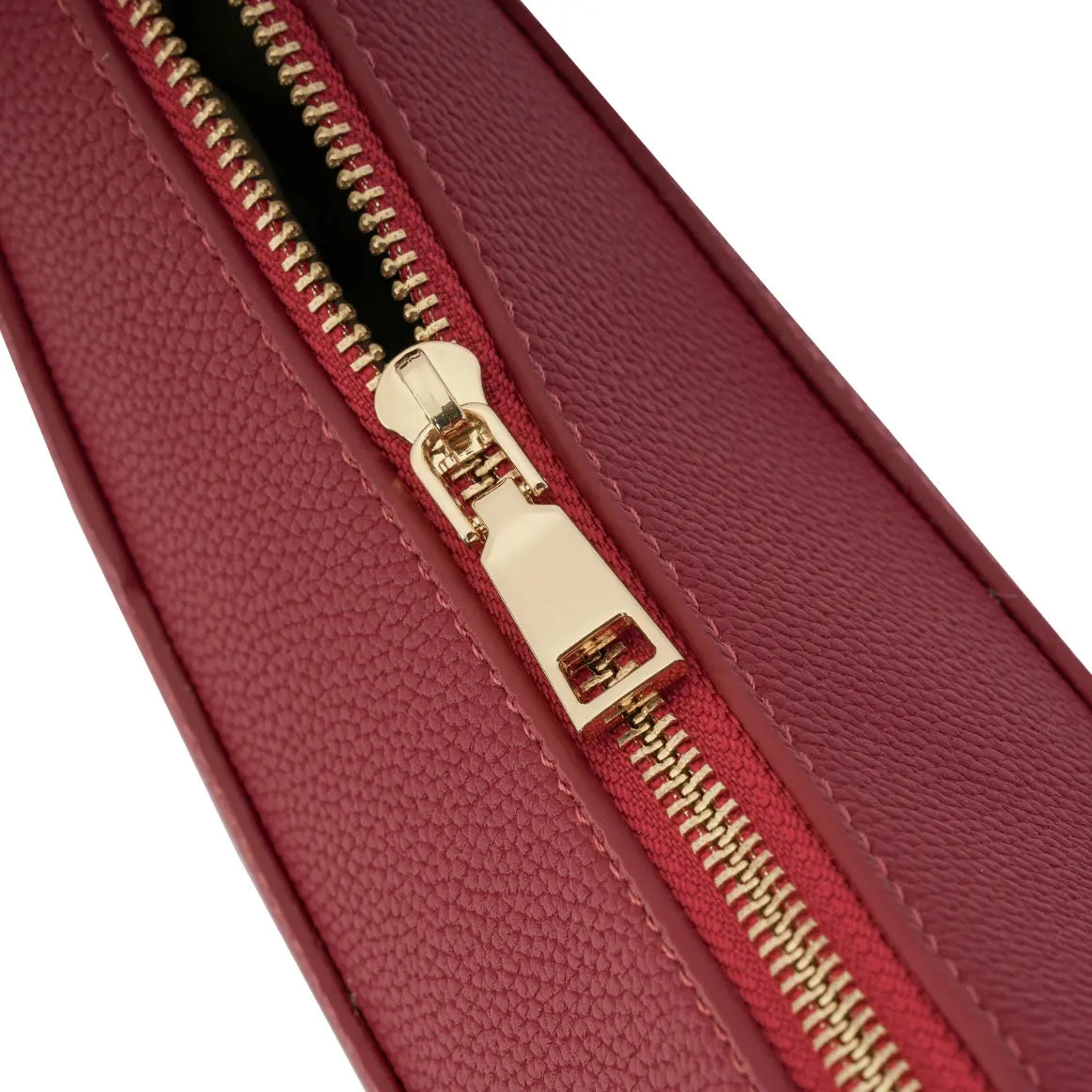 Detalhe aproximado do puxador de zíper liso em metal dourado e da textura suave do acabamento em couro na bolsa vermelha. Preto Caramelo Off White Vermelho