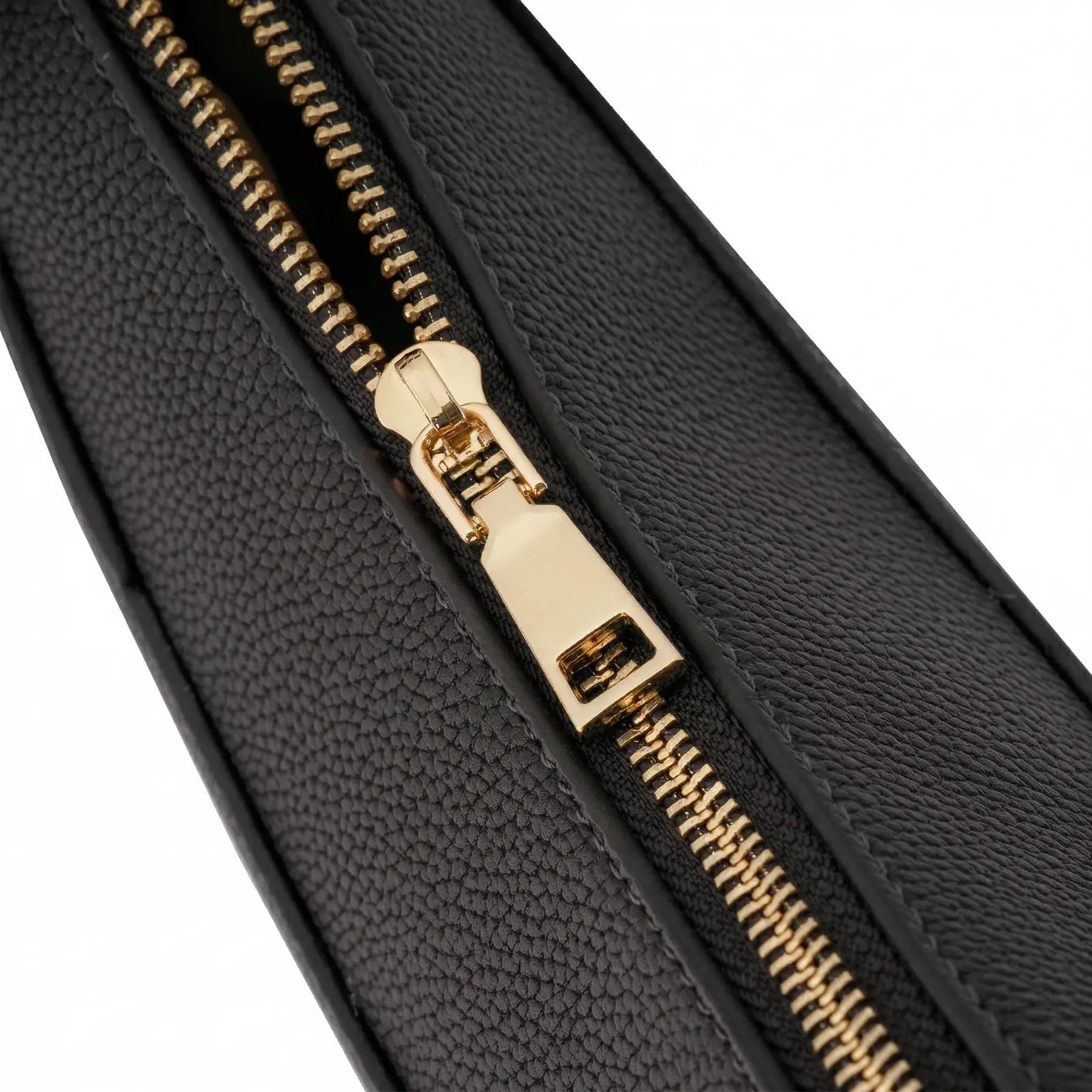 Close-up no puxador do zíper de metal dourado e o acabamento impecável do material texturizado da Bolsa Baguete Victoria preta. Preto [cor:Preto]
