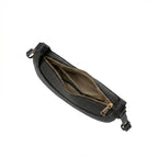 Visão superior da Bolsa Baguete Victoria preta aberta, revelando o forro interno claro, compartimentos e o zíper dourado. Preto [cor:Preto]