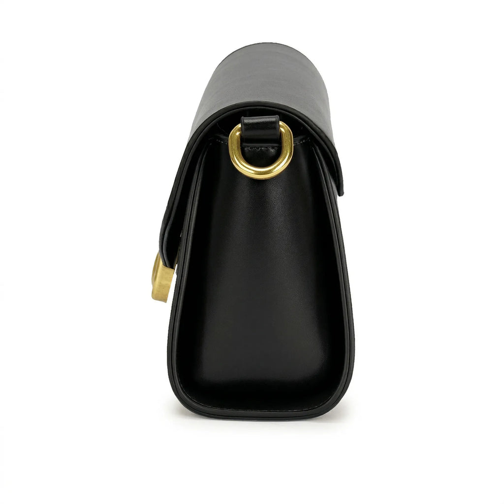 Vista lateral da Bolsa Baguete Vivianne mostrando a estrutura fina e compacta e o acabamento da borda em preto. Preto [cor:Preto]