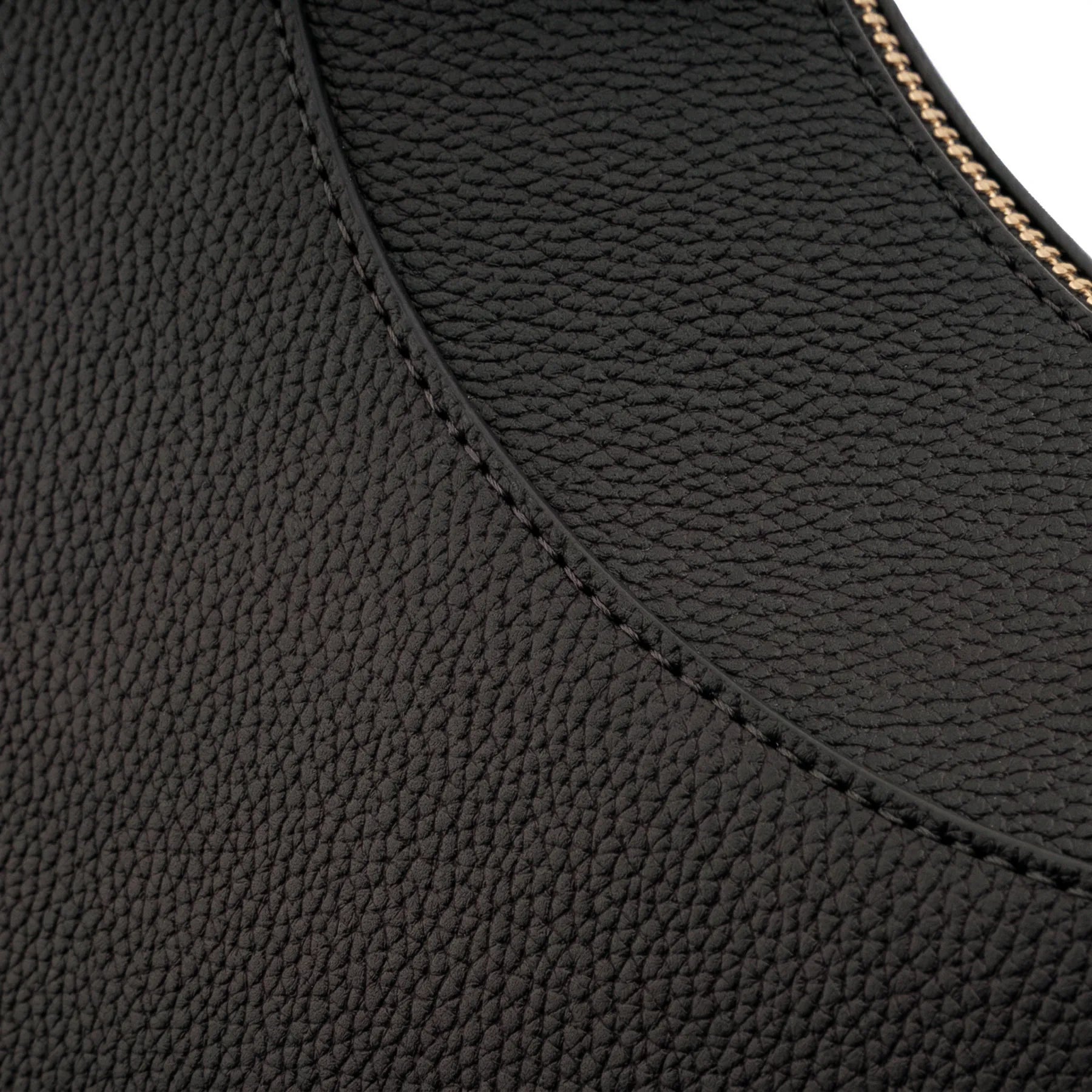 Close-up extremo evidenciando a textura granulada do material e a precisão da costura curva da Bolsa Baguete Victoria preta. Preto [cor:Preto]