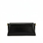 Parte de trás da Bolsa Baguete Vivianne preta com design clean e costuras reforçadas em formato trapezoidal. Preto [cor:Preto]