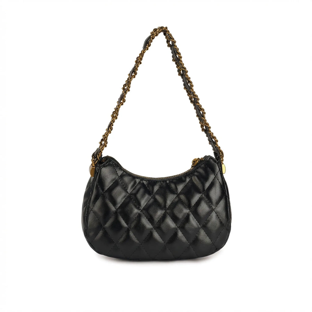 Design traseiro da Bolsa Matelassê Amelia preta destacando o padrão de costura acolchoada e o formato arredondado estilo hobo. Preto [cor:Preto]